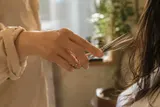 カット中の美容師